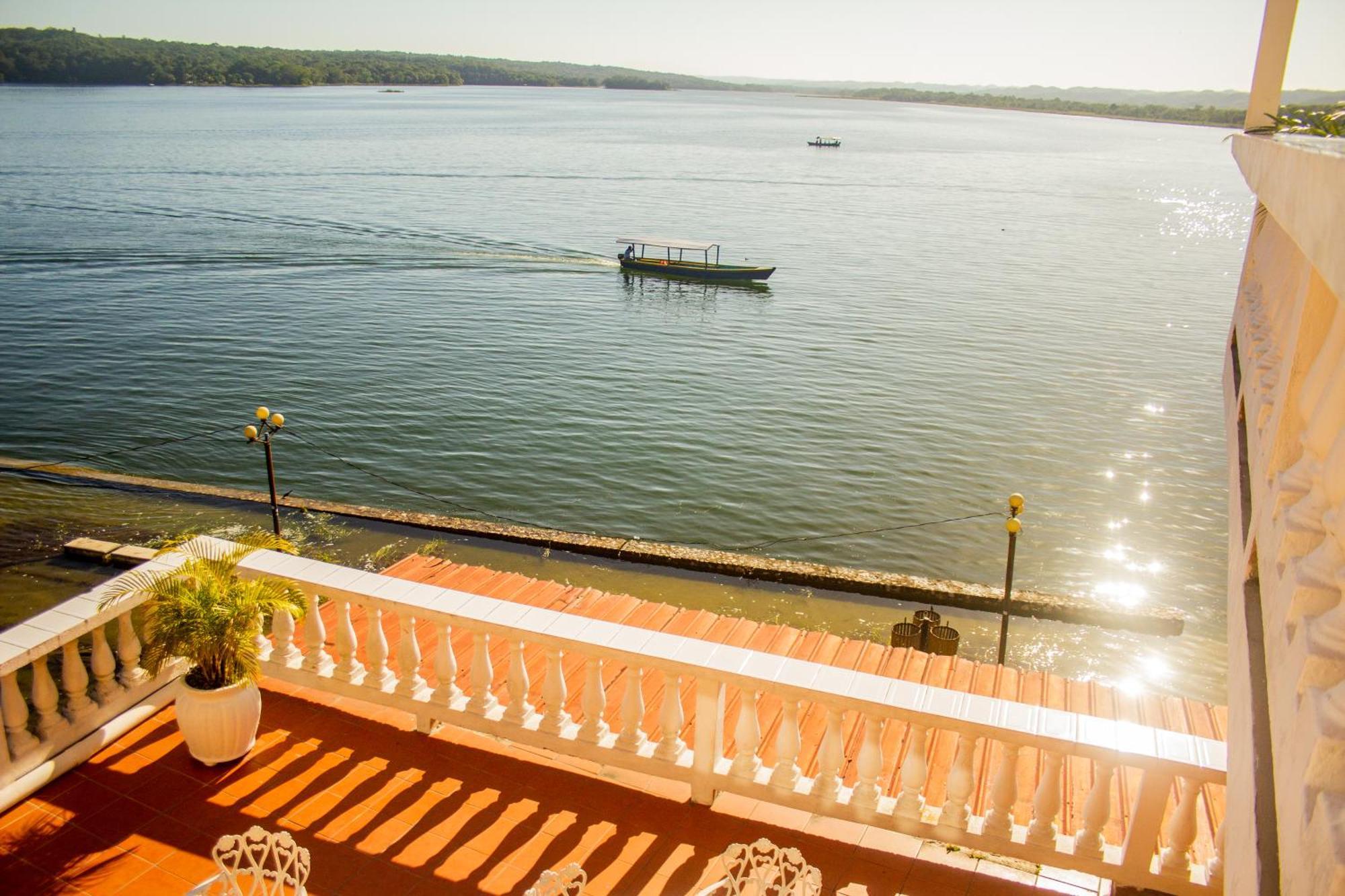 Hotel Villa Del Lago Flores Ngoại thất bức ảnh